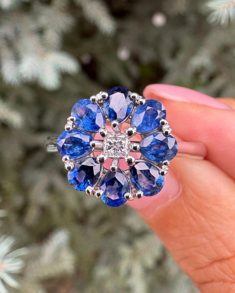 Inel de logodna cu diamant natural si safire naturale din aur alb 14k.
