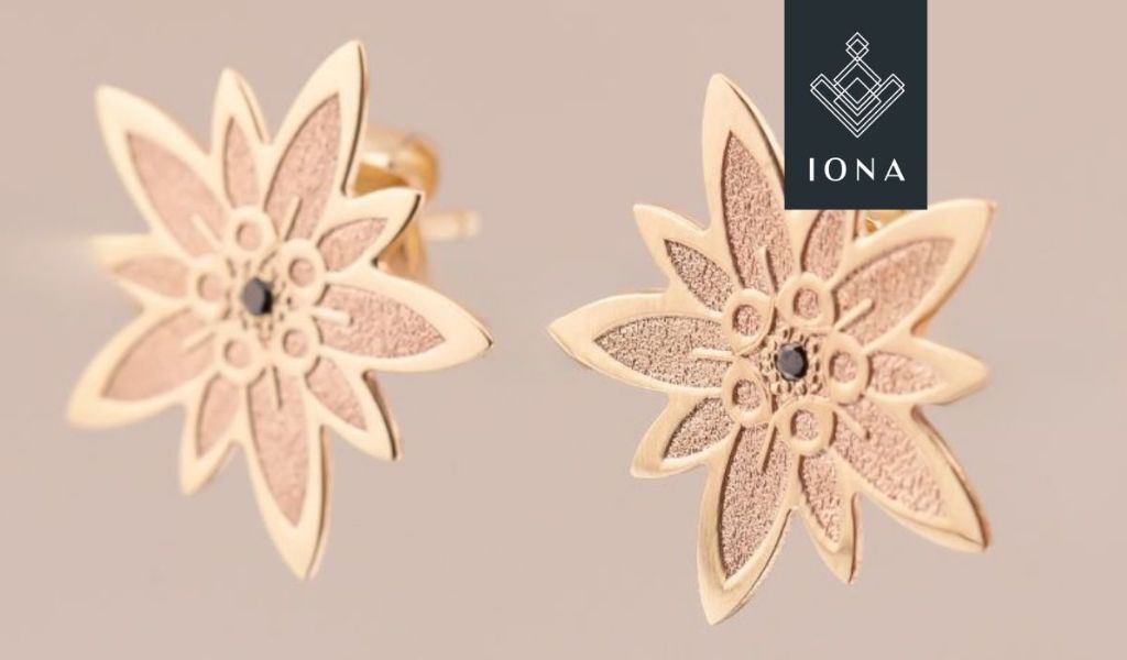 Cercei IONA din aur galben 14K cu simbol floare de colt reinterpretat, decorati cu diamante negre naturale, bijuterie romaneasca realizata in atelier propriu, creata pentru cadouri cu semnificatie sau purtare zilnica.