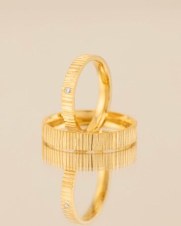 Verighete LINES OF DESTINY din aur galben 14K cu textura verticala si diamant natural, IONA