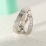 Verighete TIMELESS din aur alb 14K cu finisaj texturat si 3 diamante naturale, IONA