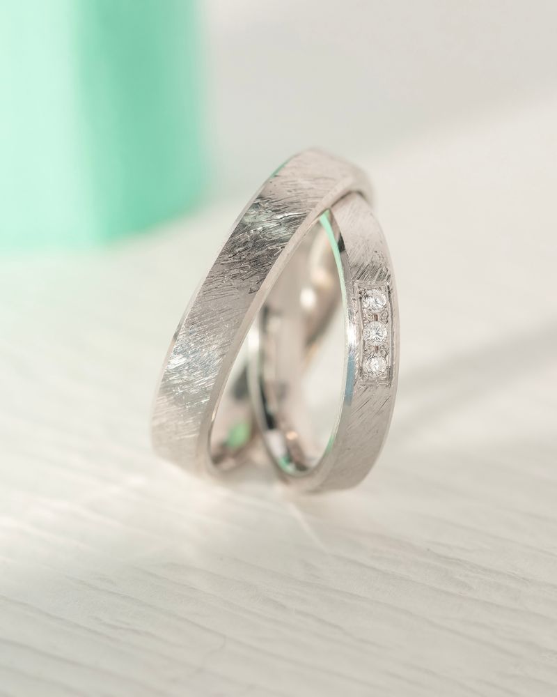 Verighete TIMELESS din aur alb 14K cu finisaj texturat si 3 diamante naturale, IONA
