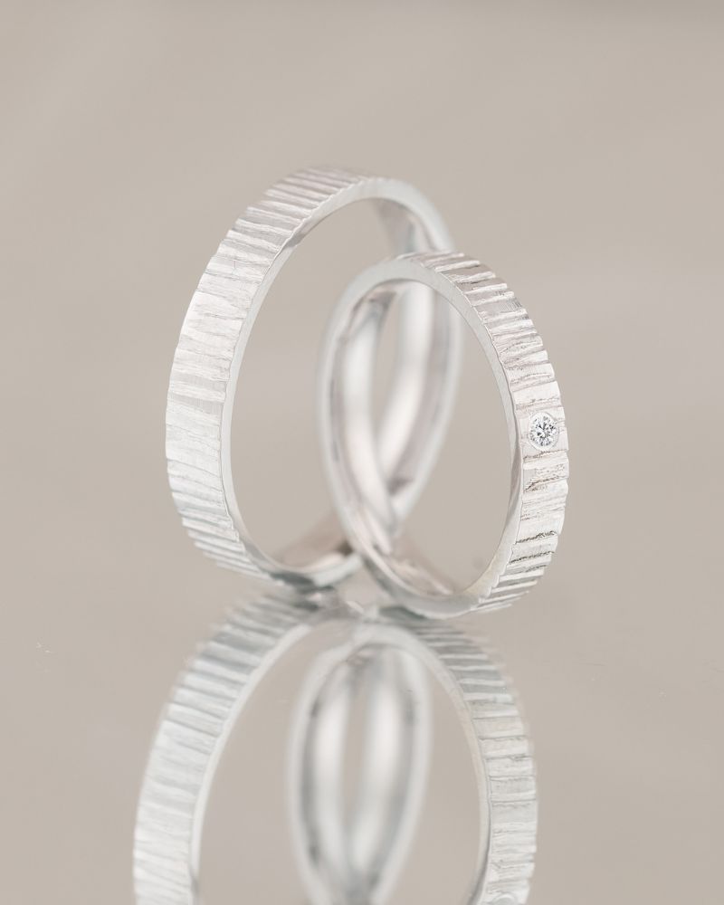 Verighete LINES OF DESTINY din aur alb 14K cu textura verticala si diamant natural, IONA