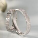 Verighete LINES OF DESTINY din aur alb 14K cu textura verticala si diamant natural, IONA