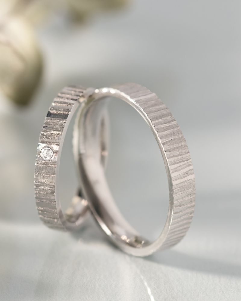 Verighete LINES OF DESTINY din aur alb 14K cu textura verticala si diamant natural, IONA