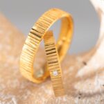 Verighete LINES OF DESTINY din aur galben 14K cu textura verticala si diamant natural, IONA