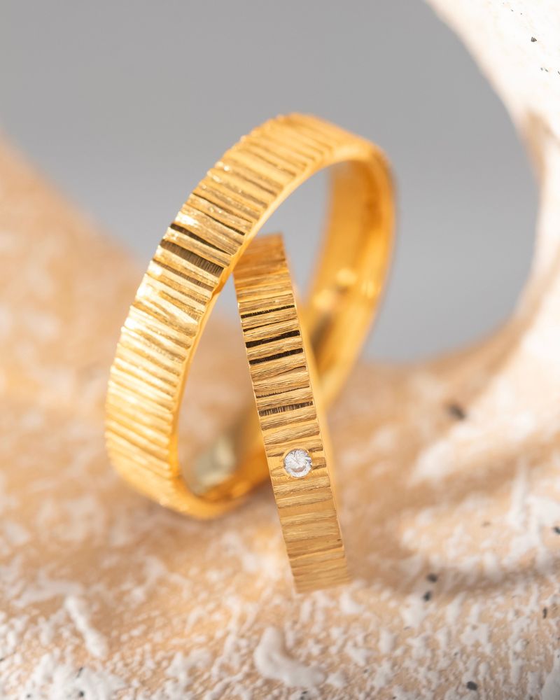 Verighete LINES OF DESTINY din aur galben 14K cu textura verticala si diamant natural, IONA