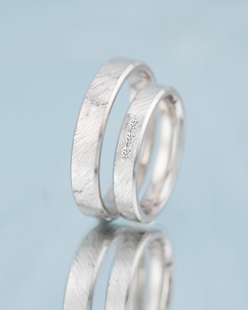 Verighete TIMELESS din aur alb 14K cu finisaj texturat si 3 diamante naturale, IONA