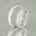 Verighete LINES OF DESTINY din aur alb 14K cu textura verticala si diamant natural, IONA
