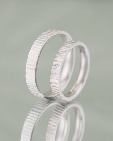 Verighete LINES OF DESTINY din aur alb 14K cu textura verticala si diamant natural, IONA