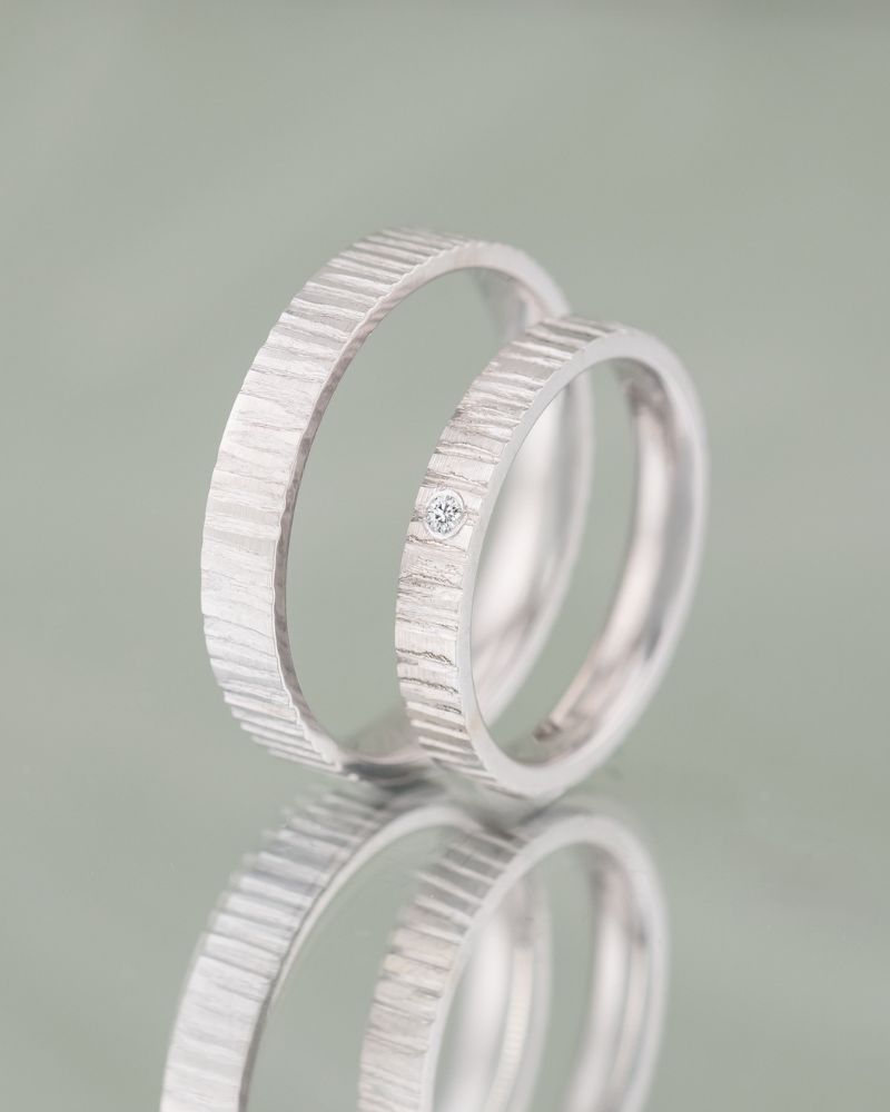 Verighete LINES OF DESTINY din aur alb 14K cu textura verticala si diamant natural, IONA