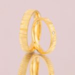 Verighete LINES OF DESTINY din aur galben 14K cu textura verticala si diamant natural, IONAa