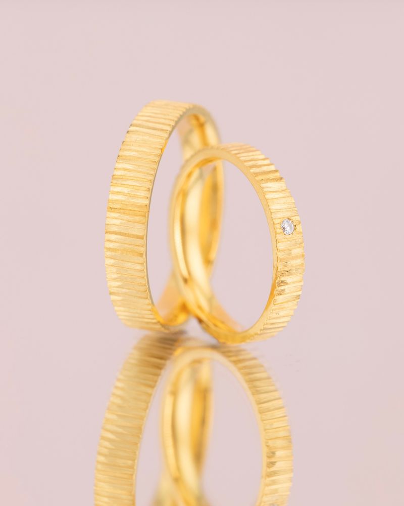 Verighete LINES OF DESTINY din aur galben 14K cu textura verticala si diamant natural, IONAa