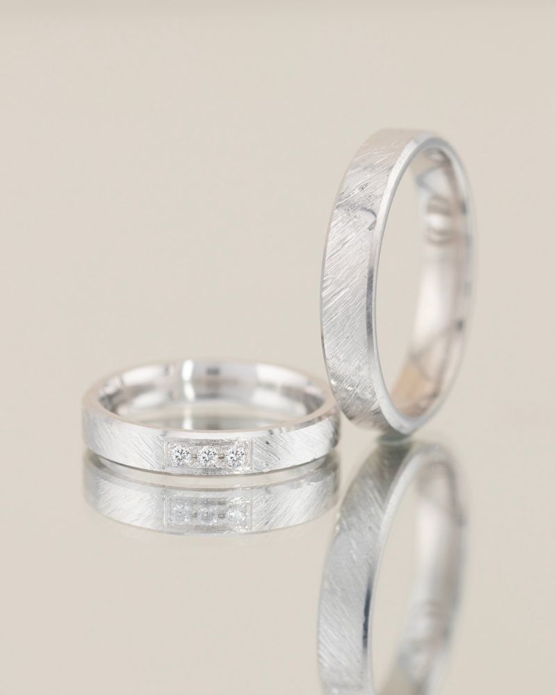 Verighete TIMELESS din aur alb 14K cu finisaj texturat si 3 diamante naturale, IONA