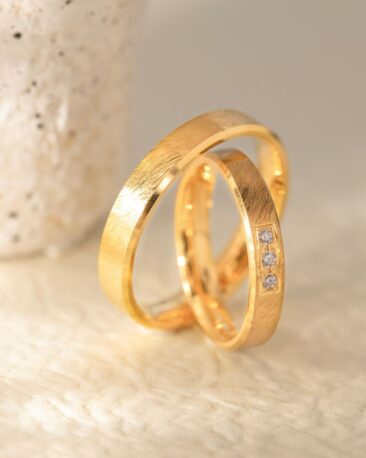 Verighete TIMELESS din aur galben 14K cu finisaj texturat si 3 diamante naturale, IONA