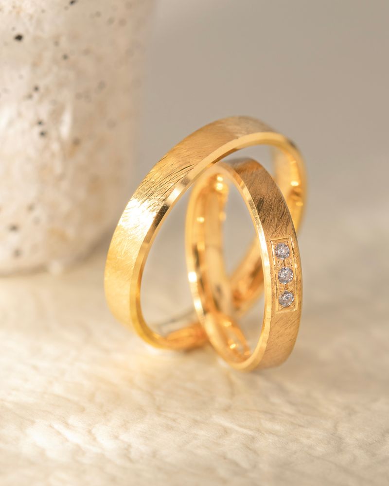 Verighete TIMELESS din aur galben 14K cu finisaj texturat si 3 diamante naturale, IONA