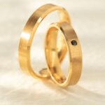 Verighete ABYSS din aur 14K cu finisaj matisat, Comfort Fit si diamant natural negru, IONA