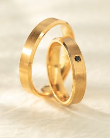 Verighete ABYSS din aur 14K cu finisaj matisat, Comfort Fit si diamant natural negru, IONA