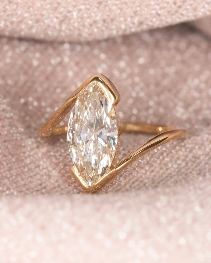 Inel logodna marquise cut montura contemporana aur 18k