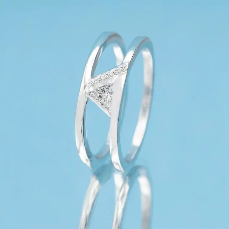 inel-design-special-aur-alb-diamant-triunghi